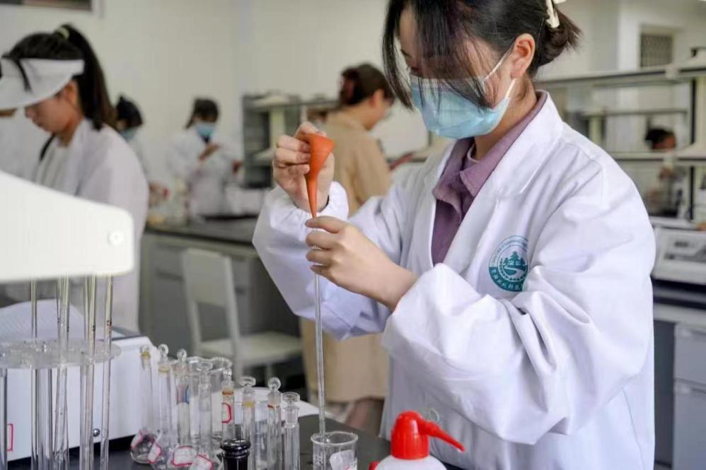 学生操作移液管照片